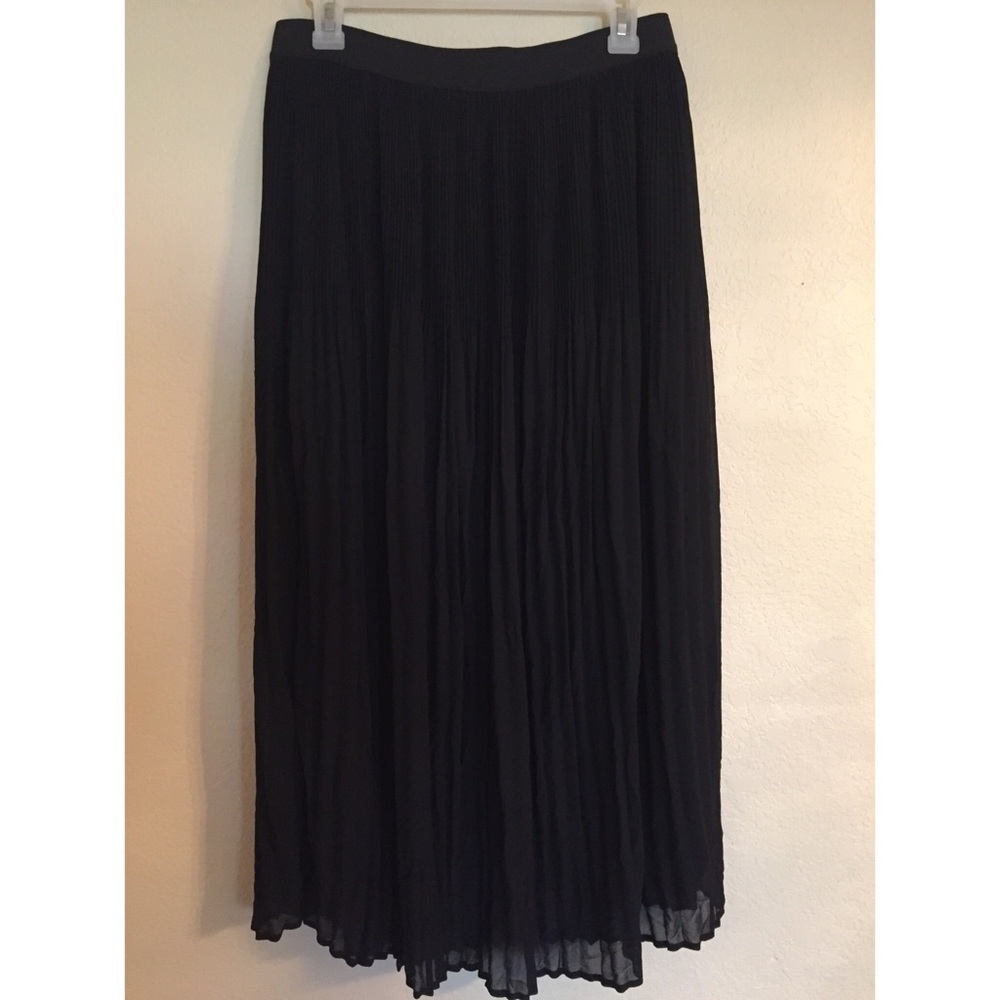 Black pleaded skirt